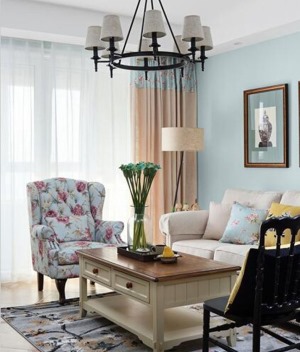 淡灰色柔软的沙发，搭配上墙角的灯具，别具柔和的清新感。