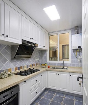 厨房是U型的设计，白色的柜体配色加上大理石台面，格外大气。