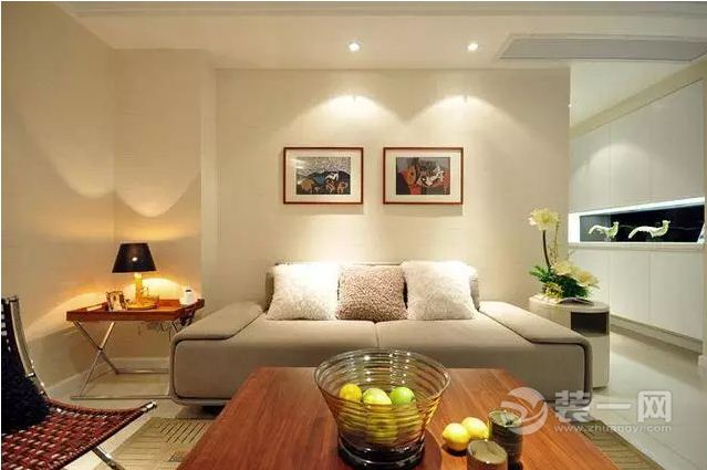 客厅：采用暖色的墙面和壁灯、沙发布艺的搭配，木质的茶几，这样的客厅温馨感十足。
