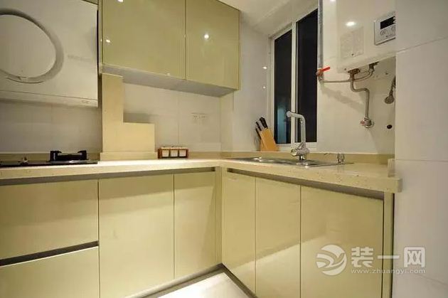 厨房采用L型的设计，橱柜柜子多可以容纳很多厨具，节省了很多空间，厨房也不会觉得拥挤。