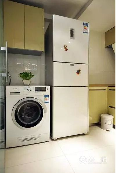 靠门出冰箱和洗衣机放置在一起，占用空间也不大。