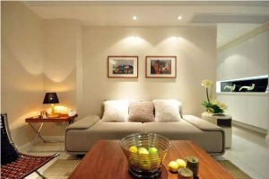 客厅：采用暖色的墙面和壁灯、沙发布艺的搭配，木质的茶几，这样的客厅温馨感十足。