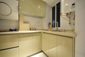 厨房采用L型的设计，橱柜柜子多可以容纳很多厨具，节省了很多空间，厨房也不会觉得拥挤。