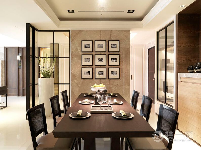 餐厅的设计棱角分明，长长的餐桌便于业主与亲朋好友相聚。照片墙的布置更显时尚温馨。