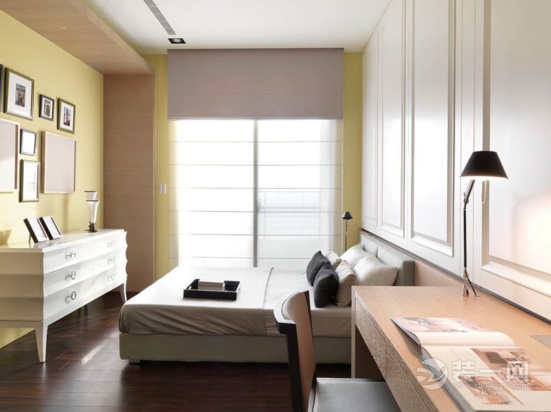 黄色的墙面色彩，充满青春活力。软包设计怎能够缓和硬线条感，让卧室显得更为温馨。