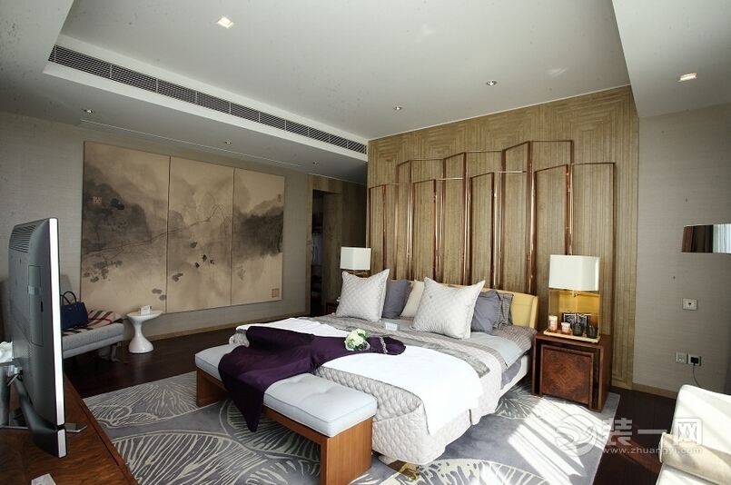 卧室的设计增添了一些中国水墨元素，将古典融入其中，但在家具造型的设计和选择上仍然以简约为主。