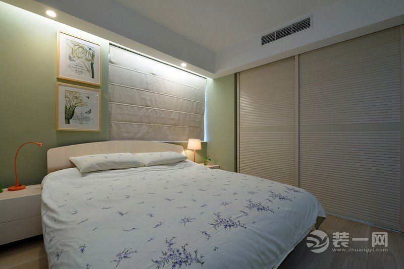 卧室的背景墙主要以绿色为主，清新而自然，内嵌式衣柜节省了空间，百叶移动门的设计，能够避免潮湿。