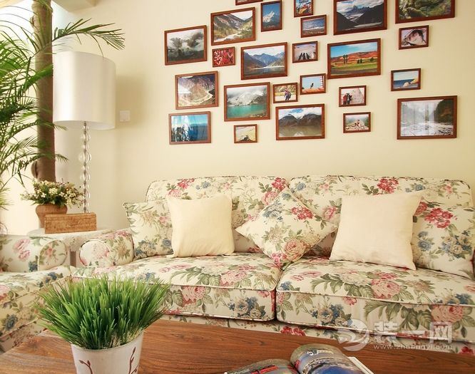 照片墙的设计让纯色的墙壁变得不再单调，合适的设计与搭配，让空间变得愈发温馨，备受喜爱。
