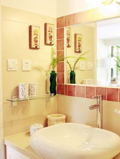 卫生间的设计充分应用了瓷砖的色彩美，洗手池也显得很是精致，功能性十分强大，具有功效性，便于业主的日常