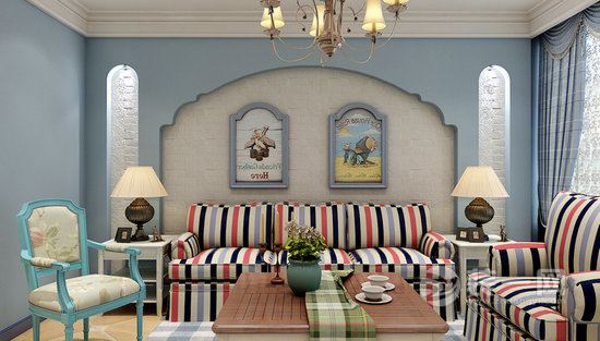 客厅的设计清新而自然，拱形造型的设计特别而受人喜爱，如童话故事钟大哥城堡一般。条纹图案的沙发组合色彩