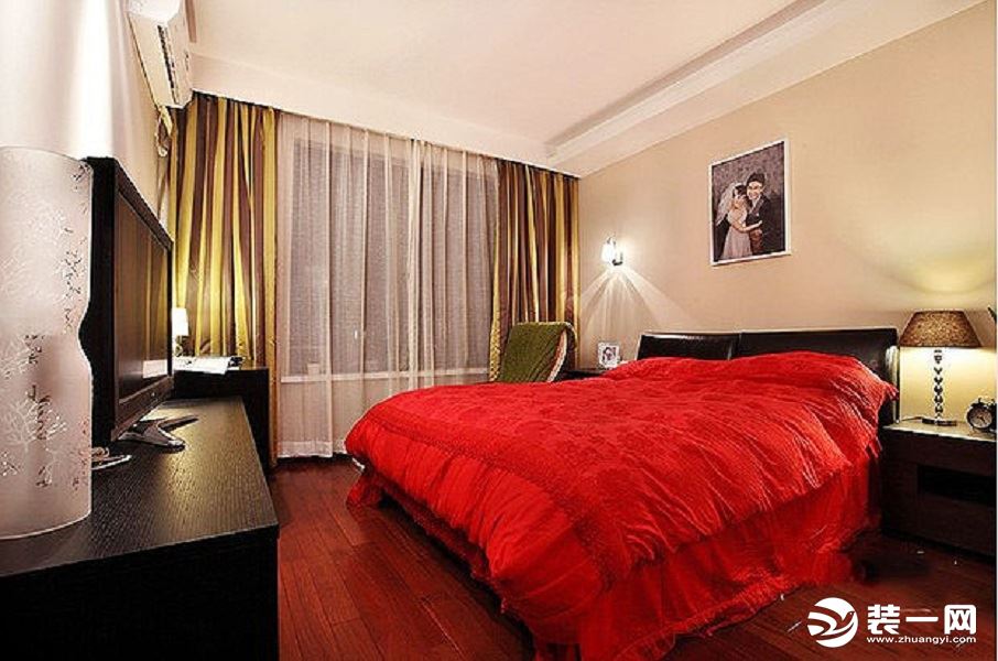 红木地板与黑漆家具相搭配，使整个空间更典雅，床单的大红不仅没有突兀反而更添甜蜜感；灯光的设计很巧妙，