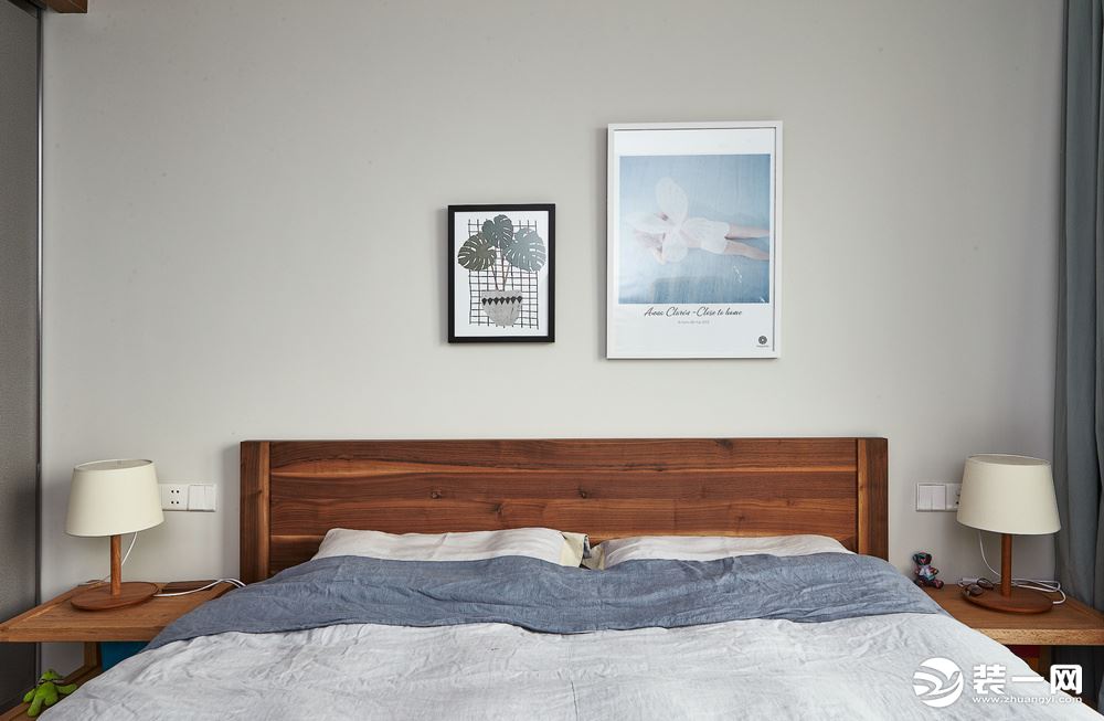 日式风格的床头灯配上木质的床头柜让整个空间更加的舒适、安宁，床头画的摆置更加唯美。米色的墙纸配上墨绿