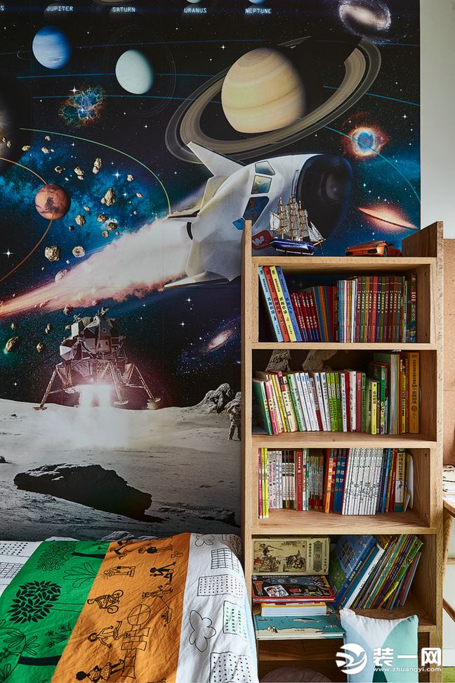 床边整墙的太空海报丰富了孩子的想象力，宇宙飞船、太空中转站、宇航员......让孩子仿佛置身在外太空