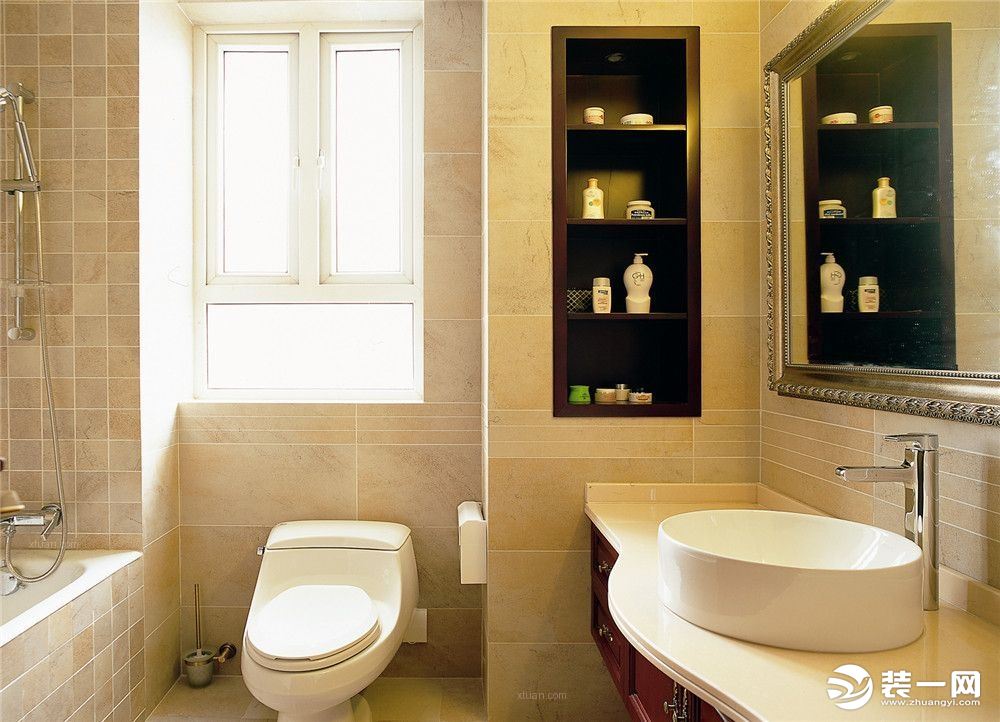 【卫生间装修效果图】卫生间以米黄色为主色调，温馨自然，多个收纳格，能保证每一个物品的放置。窗户能有效