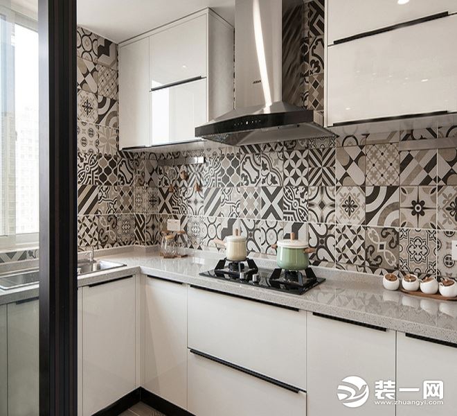 【厨房装修效果图】厨房的柜体选用高光亮白的饰面板，设计师大胆选用墙面贴拼花的墙砖，瞬间让厨房的空间极