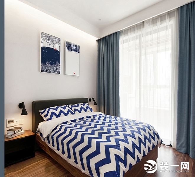 【卧室装修效果图】简约的墙面和天花，墙面挂两幅装饰画足以，一张原木色的大床，蓝色条纹的被单和浅蓝色的
