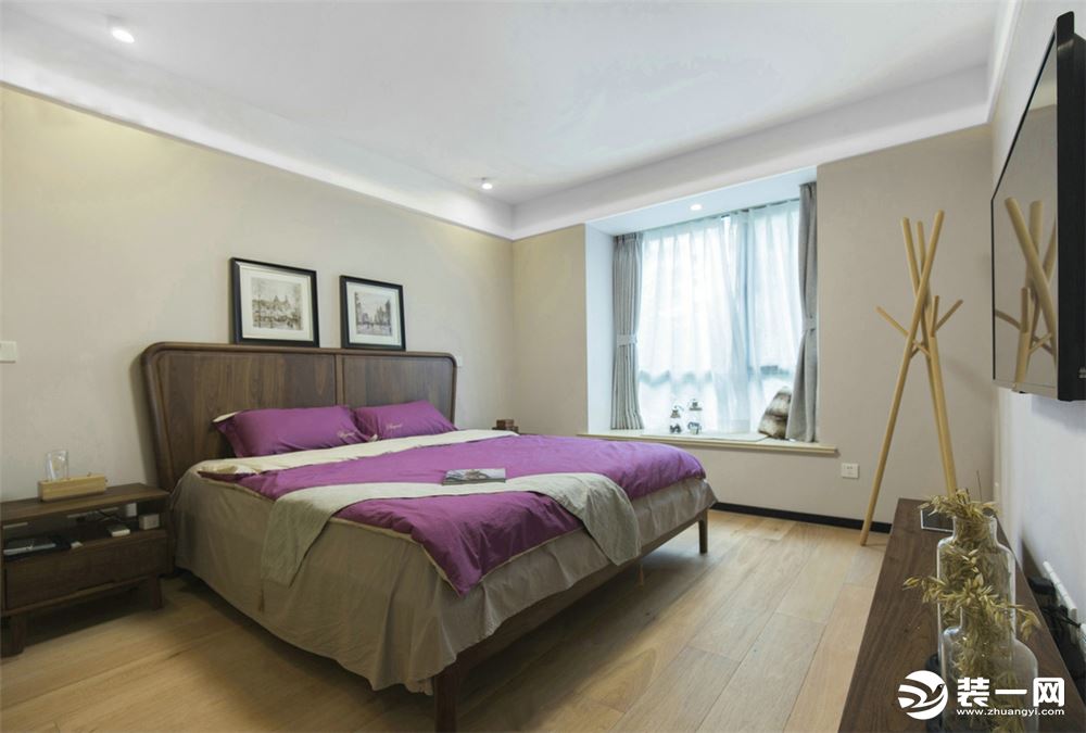 【卧室装修效果图】浅黄的墙面，暖黄的木地板，搭配着深木色床和床头柜，外加紫色的被单，整体空间的颜色主