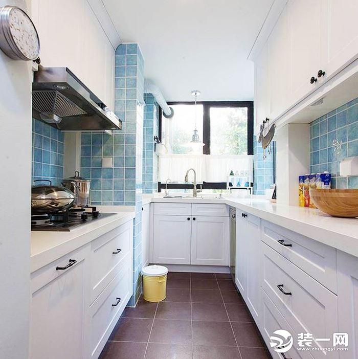 【厨房装修效果图】整体色调以白色为主，干净整洁。浅蓝色小格瓷砖，增减房间亮度，多格橱柜，最大度节省空