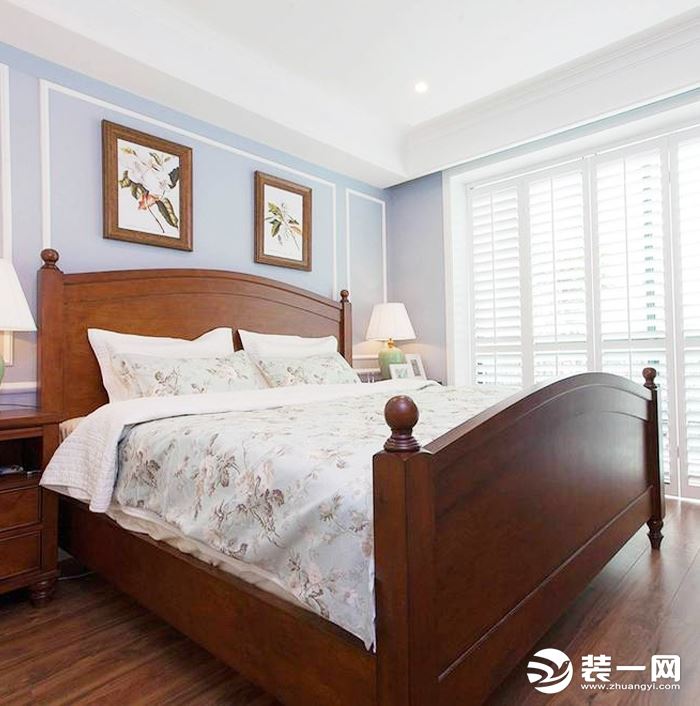 【卧室装修效果图】 原木制作，个性舒适的大床，就是卧室最大的享受。深颜色木质，搭配白色碎花床单，颜色