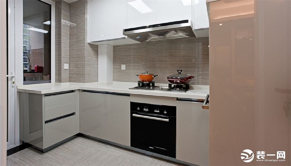 【厨房装修效果图】黑白搭配的经典设计，让这个空间的档次挺高了很多，灰色的墙面，白色的台面，搭配着浅灰