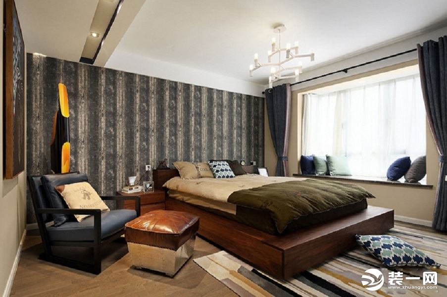 【卧室装修效果图】卧室的一张木质矮床就奠定了空间氛围的基础，简单、大气、质朴、舒适这些词都不足于形容
