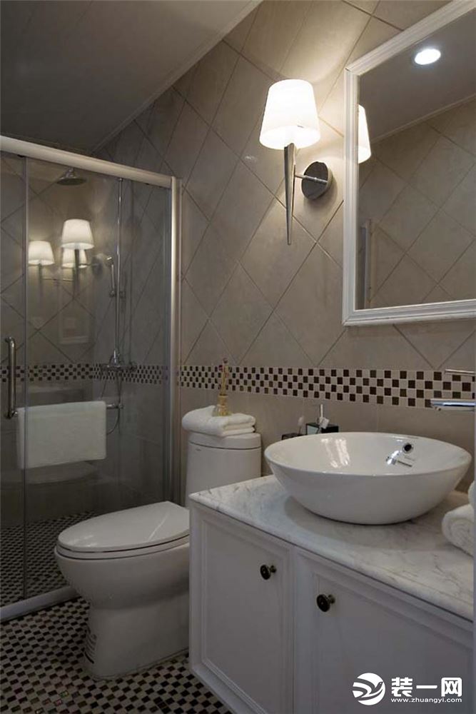 卫生间的地板采用黑白色的地砖，经典搭配倍显时尚。淋浴房的设计则能够避免洗浴时流水的外溢，延长浴具的使