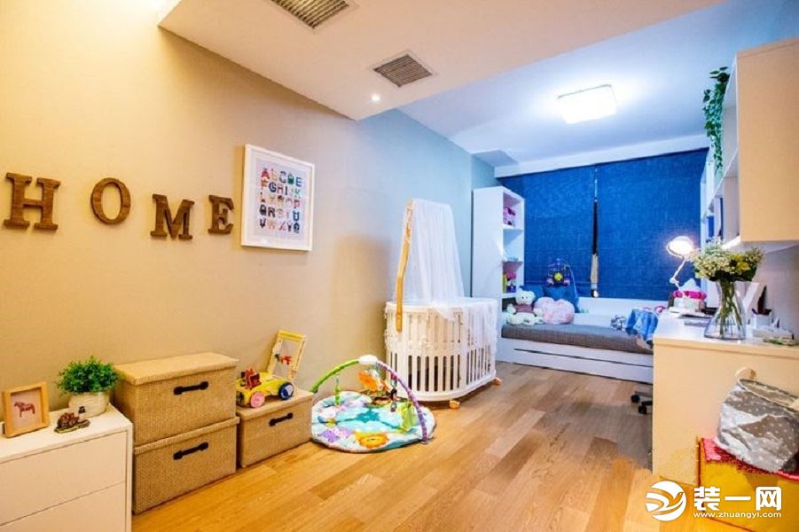 儿童房宽敞，为了给宝宝一个自由爬行玩耍的路线，特地将床置于窗户边，并且使用榻榻米衣柜承接的方式，书桌