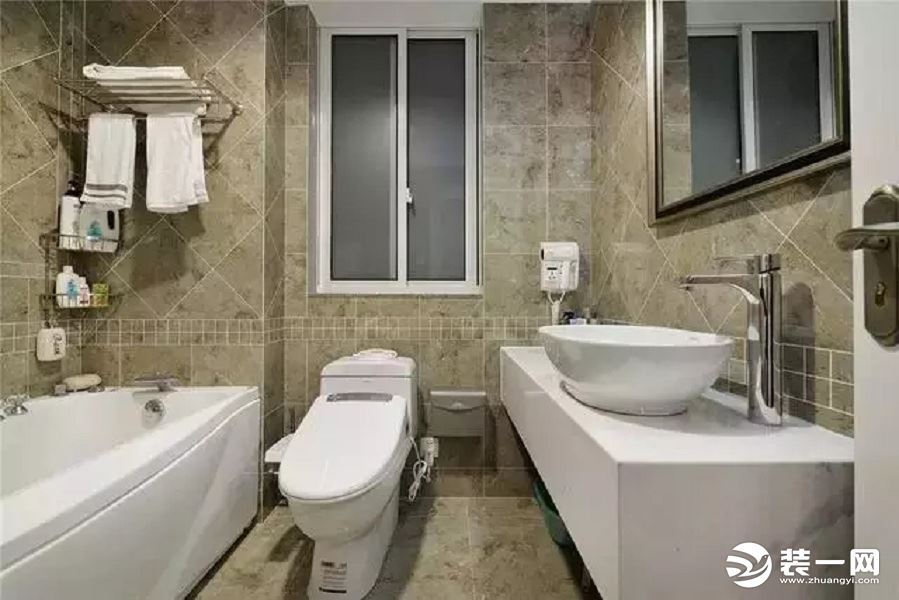 卫生间合理分配空间，面积虽小，却什么都有，白色的洗漱家具，搭配米黄色瓷砖，自然协调，简单大气。