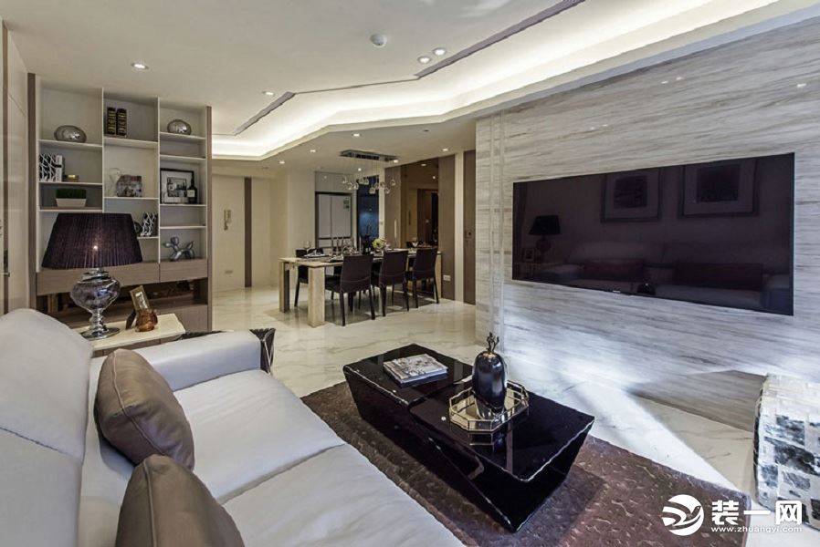客厅采用呼应设计手法，电视墙和沙发背景墙都采用理石做元素，超大型宽屏超薄彩电让客厅大气了很多。