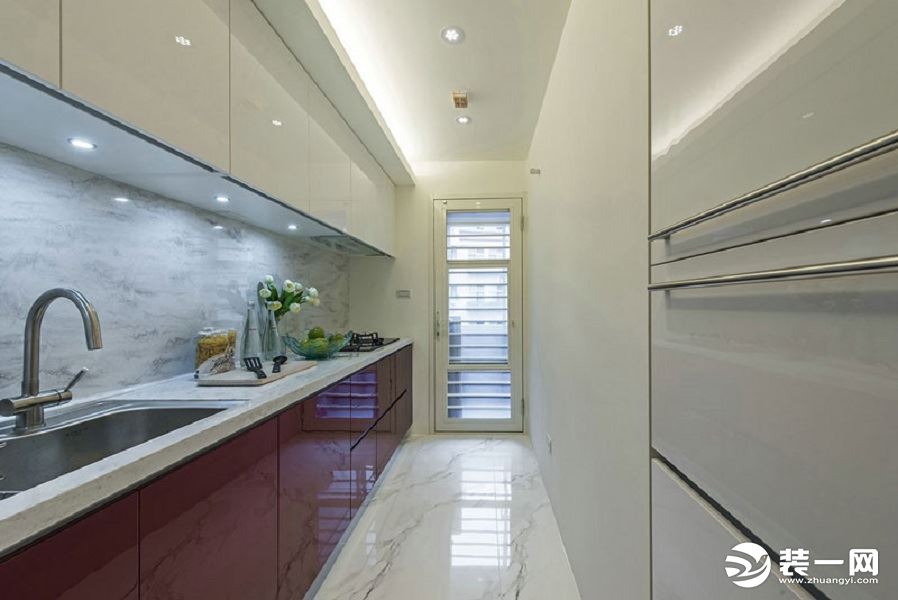  厨房一字型的设计视觉上有一个延伸的作用，并且在电器的安装上采用隐蔽式的设计，更好的规划了空间的使用