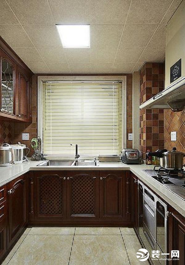 厨房深沉的颜色使得空间气氛比较安静舒缓，但是并不会死板或是压抑，设计师用深浅不一的墙砖正斜两种方法铺