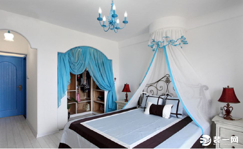 卧室除了搭配蓝白色调，还增加了北非特有的岩石泥沙的天然景观颜色，衣柜是镶嵌在墙壁中，节省了空间，又显