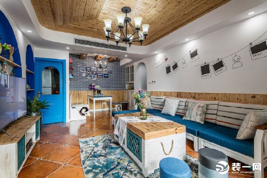 【客厅】客厅木色地面砖，用实木板拼凑的客厅吊顶带来原始自然的味道，白色拼接蓝色的长长的沙发，加上电视