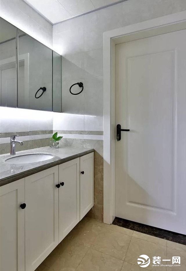 【卫生间】纯白的浴室柜，长长的浴室镜，扩大了空间，外开门考虑的周到仔细，卫生间也在极简主义中显得简约