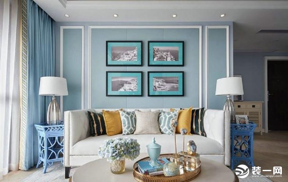 客厅有着蓝白天然混成的自然色调，对称的室内装饰，简约而又有着地中海的独特风格，清新雅致，浪漫温馨。