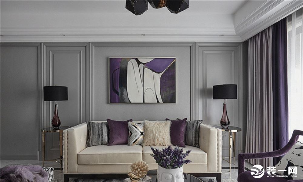 【客厅】客厅有着灰色的墙，以尊贵而富有气质的紫色为主要色调，营造了浪漫温馨的居室，对称的设计有着独特