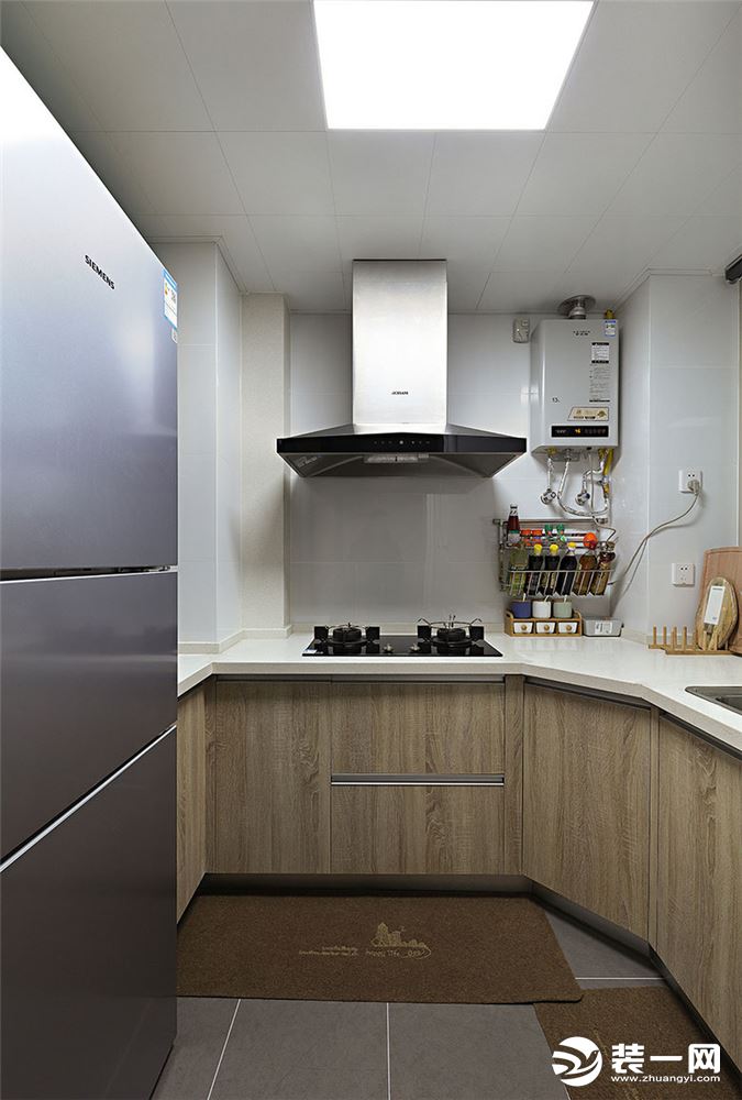 【厨房】厨房巧妙利用转角空间，木质橱柜让生活回归自然，简洁舒适，小空间大大的发挥空间。