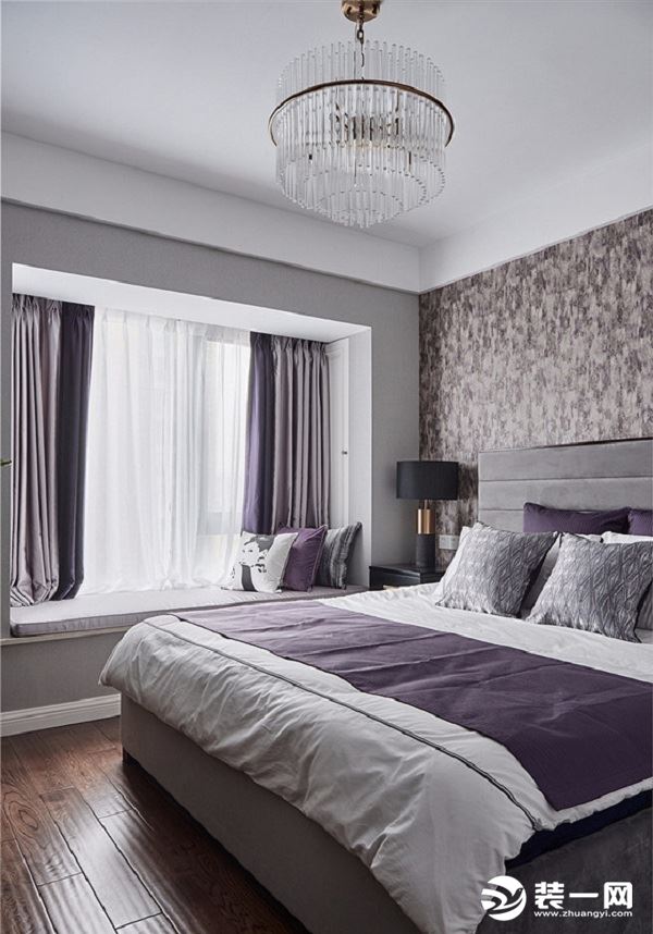 【卧室】卧室陈设简约，紫色的抱枕与窗帘交相辉映，方正的飘窗，于细节处彰显优雅生活，细数光阴，听窗外啁