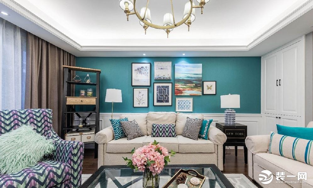 【客厅】整个空间以蓝白色调为主，清新亮丽，点缀以多彩的线条，各种大小的挂画，美式的金色吊灯，格外轻盈
