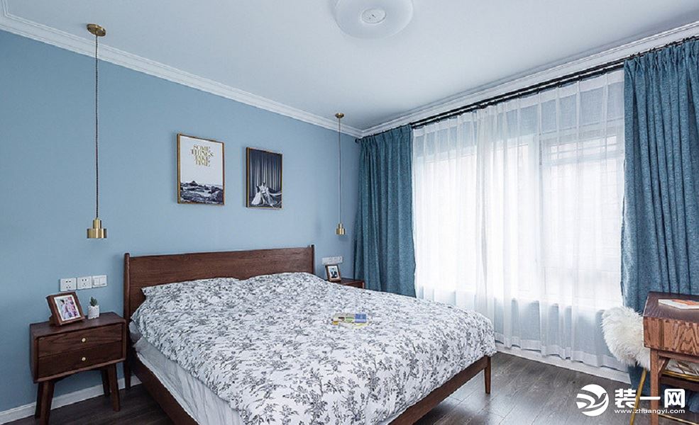 【卧室】以淡蓝色为卧室的基调，桃木床和桌椅在居室中散发着原始的自然气息，长长的金色吊灯，都是小小的点