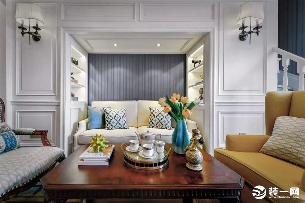 【客厅】墙面刷的纯白色墙漆，给人很清爽纯净的感觉，家具都是美式风格的，稳重又透露着大气。流畅的线条设