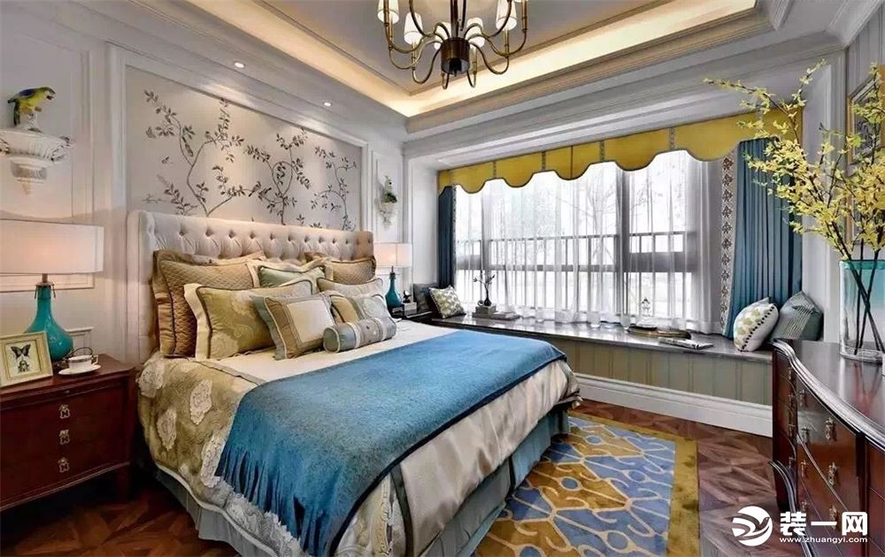 【卧室】美式风格的设计在卧室体现的同样淋漓尽致，舒适的大床，床头图案背景增添了诗情画意，大大的飘窗带