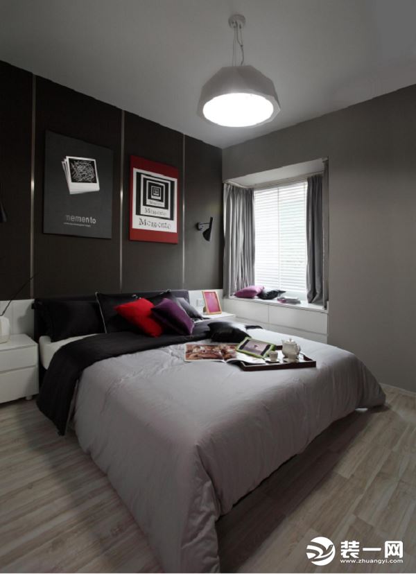 【卧室】映入眼帘的灰色空间，有着现代生活的潮流与感受，颜色与装饰配合整体空间的风格，点缀少量的紫色和