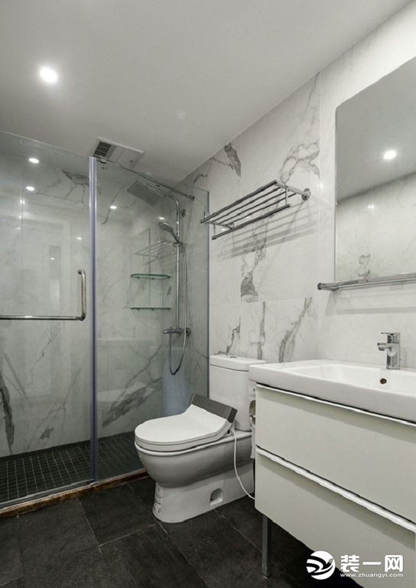 【卫生间】卫生间干湿隔断，干净整洁，白色的空间搭配与厨房一致的瓷砖，和谐一致，健康环保，保持空气的清