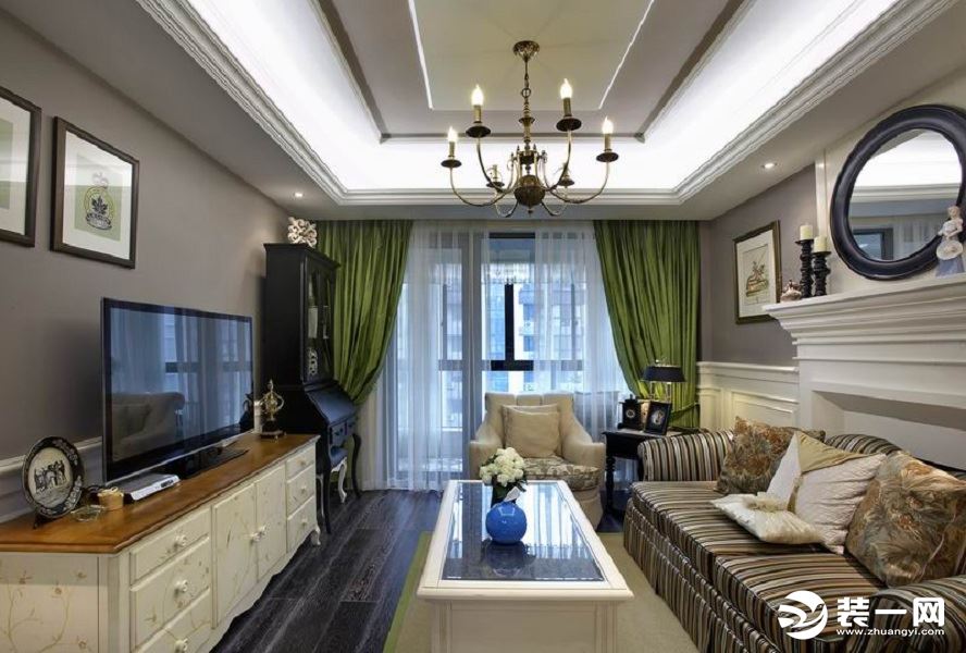 【客厅】客厅以灰白色为基调，具有层次感的石膏线，简单的软装搭配打造这方小小的天地，长长的家具节省了大