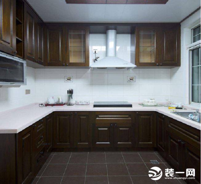 【厨房】厨房有着古色古香的橱柜，靠墙面的U型设计，干净而整洁，整体色调和谐，白色大理石台面，让居家生