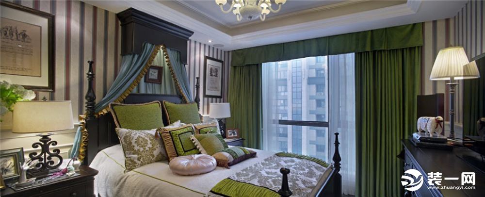 【卧室】与整体色调搭配一致的卧室同样使人仿佛置身一片绿地，床幔的设计为卧室增加了别致感，隐秘的空间同