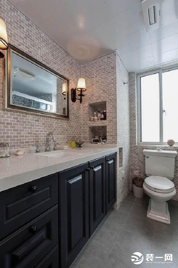 【卫生间】卫生间空间敞亮，便利的浴室柜具有强大的收纳功能，浅色小方块砖面搭配凸显了美式的风格，两盏柔