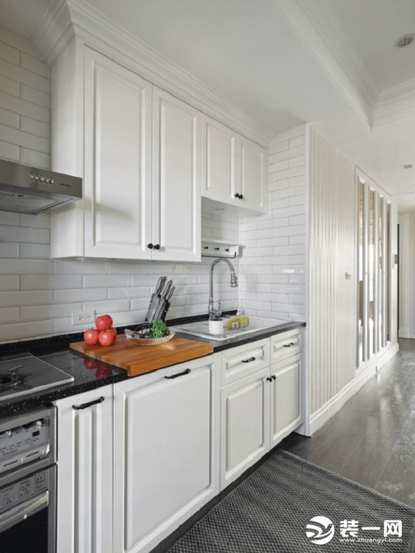 【厨房】厨房是纯白的经典时尚感，半开放式厨房增添了生活的乐趣，开阔的空间，让人在此卸下一天的疲惫，投