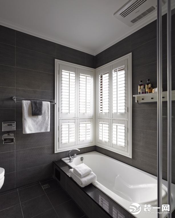 【卫生间】灰白色搭配的卫生间，时尚而大气，浴缸紧靠L型转角窗，能够带来更多的阳光，健康生活随时可享。